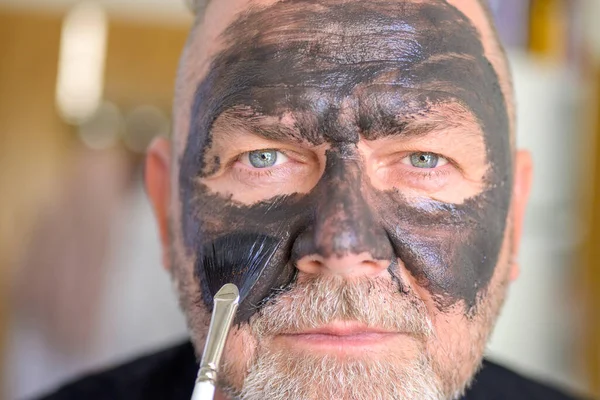 Erkek Cilt Bakımı Konseptinde Kozmetik Maske Takan Bir Adamın Yüzü — Stok fotoğraf