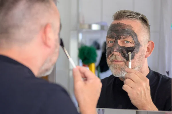 Homem Sênior Aplicando Uma Máscara Facial Espelho Banheiro Conceito Cuidados — Fotografia de Stock