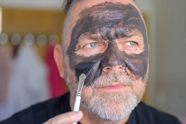 Orta Yaşlı Bir Adam Yakın Çekimde Kozmetik Aplikatör Kullanarak Yüz — Stok fotoğraf