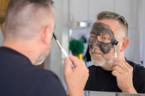 Homem Sênior Aplicando Uma Máscara Facial Espelho Banheiro Conceito Cuidados — Fotografia de Stock