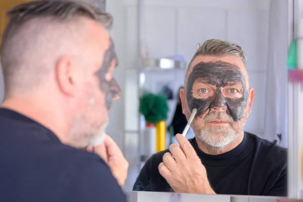 Uomo Anziano Che Applica Una Maschera Cosmetica Detergente Idratante Allo — Foto Stock