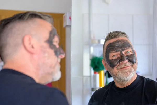 Homem Usando Tratamento Máscara Facial Cosmética Conceito Cuidados Com Pele — Fotografia de Stock