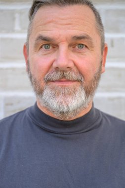 Son sınıf öğrencisi bir an için rahatlıyor. Gözleri açık ve sakin bir ifadeyle yakın plan bir portrede.