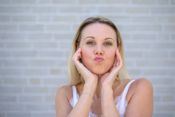 Привлекательная Веселая Любящая Женщина Подбирает Губы Камере Будто Ждет Поцелуя — стоковое фото