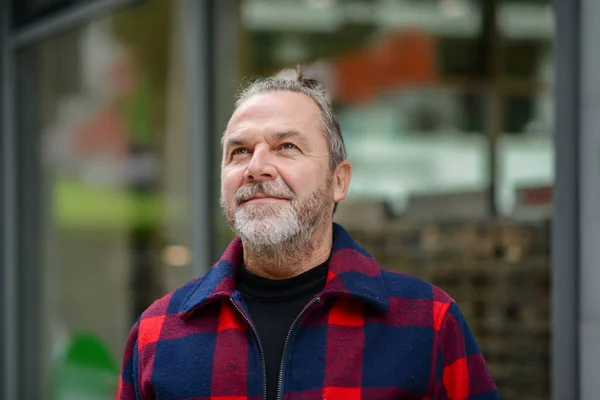 Man Van Middelbare Leeftijd Met Een Rommelig Broodje Een Rood — Stockfoto