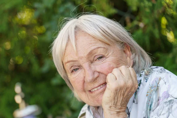 Atraktivní Starší Babička Šťastným Přátelským Úsměvem Zblízka Portrét Bujné Zahradě — Stock fotografie