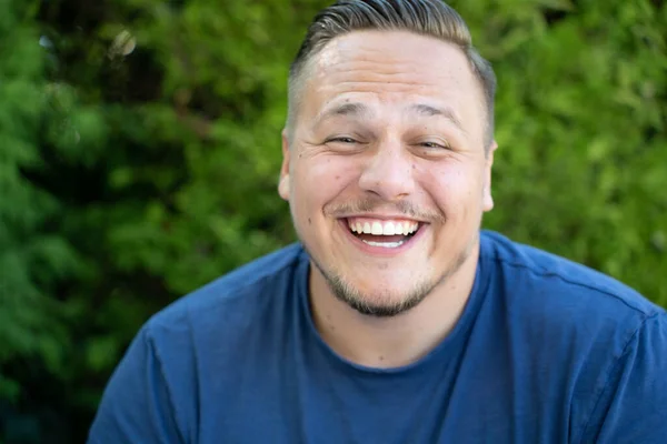 Genç Adam Güzel Bir Şakadan Zevk Alıyor Mutlu Bir Gülüşle — Stok fotoğraf