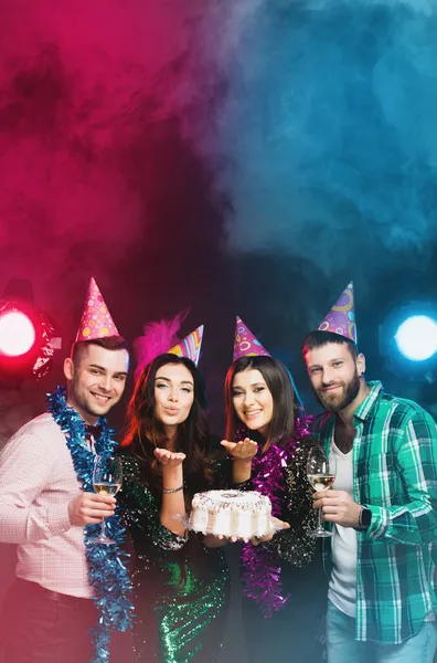 Fiesta Cumpleaños Grupo Jóvenes Gorras Cumpleaños Con Pastel Copas Vino — Foto de Stock