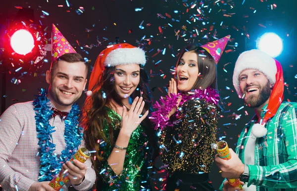 派对上的流行歌手新年派对的好朋友 一群头戴新年和生日礼帽的年轻人 — 图库照片