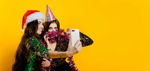 Young Adult Girls 25S Party Hat Santa Claus Cap Tinsel — Stock Photo, Image