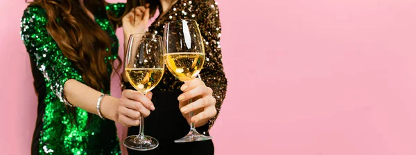 Close Glasses Wine Champagne Hands Two Girls Shiny Clothes Sequins — ストック写真
