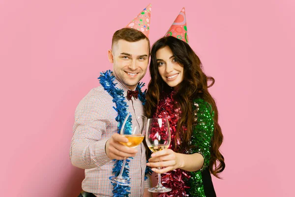 Young Adult Boy Girl 25S New Year Tinsel Party Hats — 图库照片