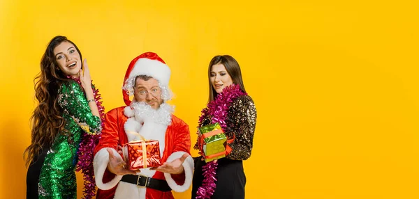 Adult Man Dressed Santa Claus Two Girls Gifts Hands Look — Fotografia de Stock