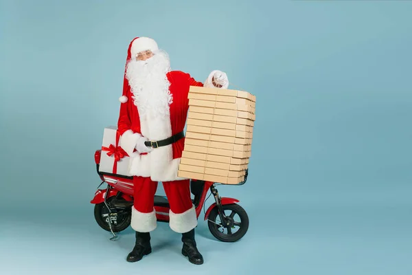 Full Length Santa Claus Holds His Hand Huge Stack Pizza Imagens De Bancos De Imagens