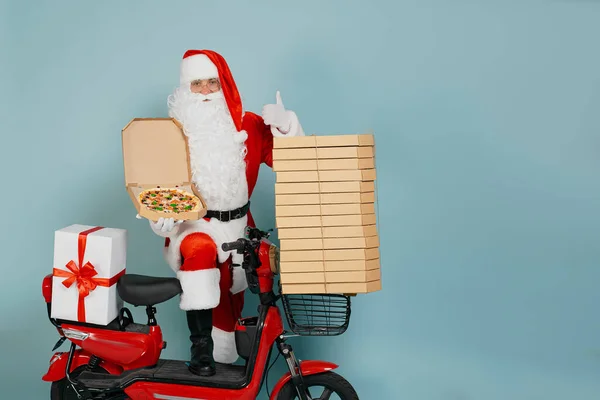 Santa Claus Demonstrates Pizza Open Box Close Background Red Moped Fotos De Bancos De Imagens