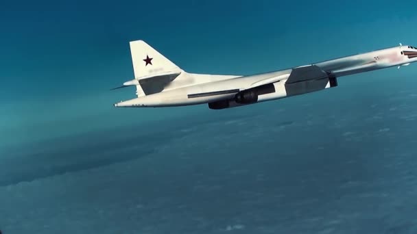 The Tu-160 bomber falls with a roll — Stock Video