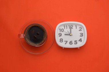 Enerji arttırmak için kahve içmeyi seviyorum.