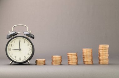 Birikmiş madeni para konsepti gelir artırmak, hisse senedine yatırım, ticaret, tasarruf