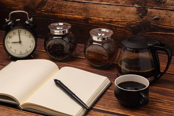 喝咖啡 精力充沛地工作 读书写字 — 图库照片