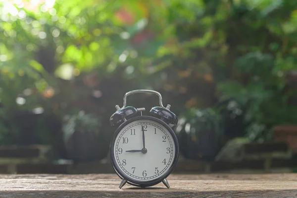 Uhr Steht Auf Dem Tisch Und Zeigt Die Zeit Des — Stockfoto