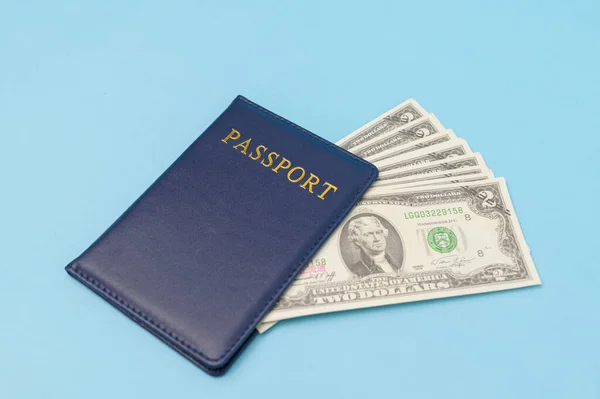 パスポート 世界中の旅行やビジネスのためのお金を節約 — ストック写真
