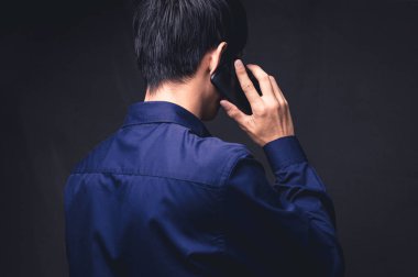 İnsanlar akıllı telefonlar kullanıyor, konuşuyor, iletişim kuruyor.