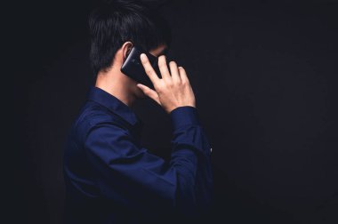 İnsanlar akıllı telefonlar kullanıyor, konuşuyor, iletişim kuruyor.