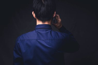 İnsanlar akıllı telefonlar kullanıyor, konuşuyor, iletişim kuruyor.