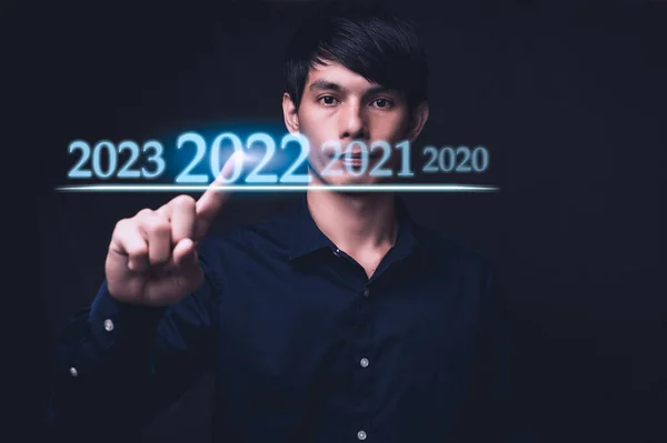 Personas Apuntando Números Hologramas Año 2022 — Foto de Stock