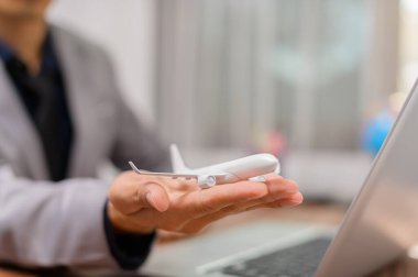 İş adamı model uçak konsepti ile uluslararası ithalat ticareti yapıyor.