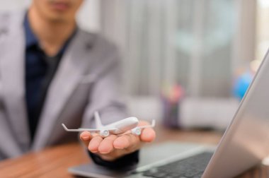 İş adamı model uçak konsepti ile uluslararası ithalat ticareti yapıyor.