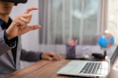 Sanal gerçeklik gözlüğü kullanan İşadamı _ VR Sanal Dünya 'da Artırılmış Gerçeklik Meta- evreni.