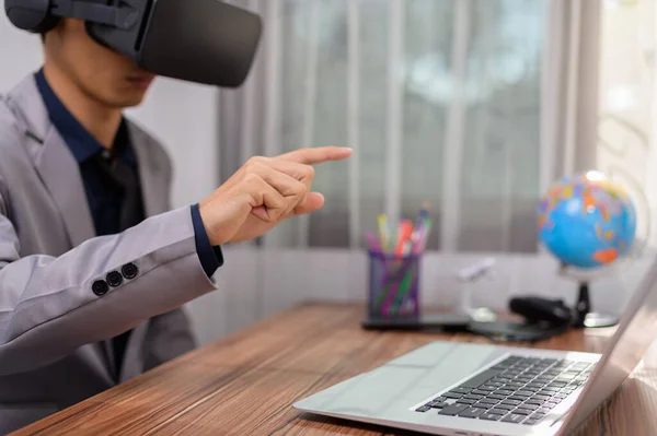 Biznesmen Korzystający Okularów Virtual Reality Augmented Reality Metaverse Wirtualnym Świecie — Zdjęcie stockowe
