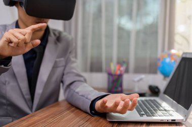 İş adamı çalışmak için sanal gerçeklik gözlüğü kullanıyor. Sanal dünya.