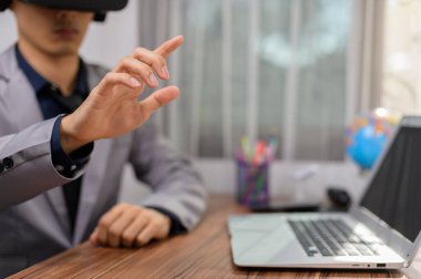 İş adamı çalışmak için sanal gerçeklik gözlüğü kullanıyor. Sanal dünya.