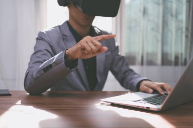 Sanal metaevren ile çalışmak için Sanal Gerçeklik gözlüğü kullanın.