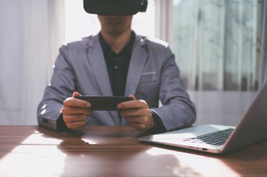 Sanal metaevren ile çalışmak için Sanal Gerçeklik gözlüğü kullanın.