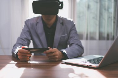 Sanal metaevren ile çalışmak için Sanal Gerçeklik gözlüğü kullanın.