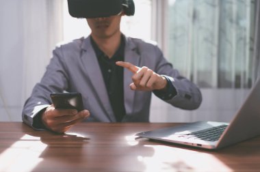 Sanal metaevren ile çalışmak için Sanal Gerçeklik gözlüğü kullanın.