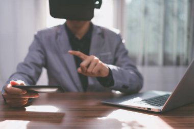 Sanal metaevren ile çalışmak için Sanal Gerçeklik gözlüğü kullanın.