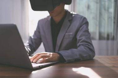 İş adamları sanal dünyada sanal gerçeklik gözlükleri kullanıyorlar..