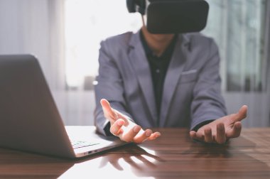 İş adamları sanal dünyada sanal gerçeklik gözlükleri kullanıyorlar..