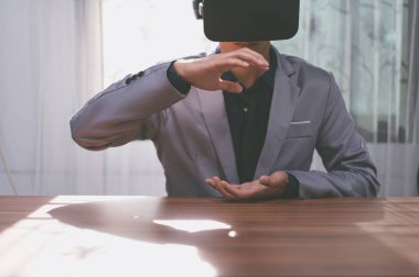 İş adamları sanal dünyada sanal gerçeklik gözlükleri kullanıyorlar..