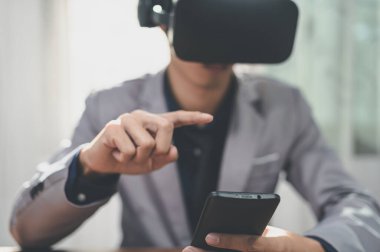 İş adamları sanal metaevren dünyasında sanal gerçeklik gözlüklü akıllı telefonlar kullanıyorlar..