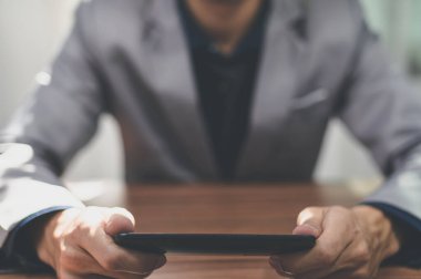 İşadamı çalışmak ve iletişim kurmak için akıllı telefon kullanıyor..