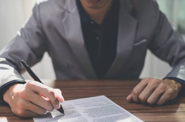 İş adamı onay belgeleri imzalıyor