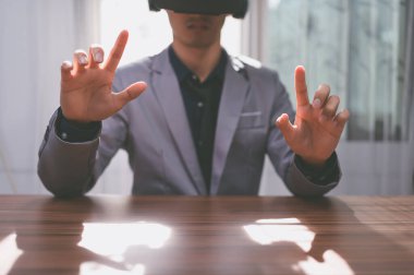 İş adamları sanal dünyada sanal gerçeklik gözlükleri kullanıyorlar..