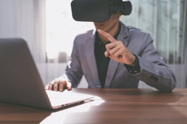 İş adamları sanal dünyada sanal gerçeklik gözlükleri kullanıyorlar..