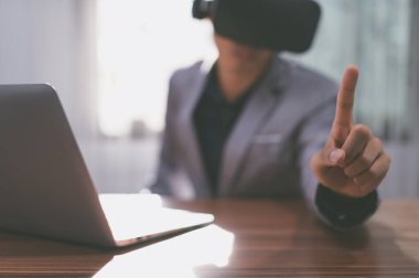 İş adamları sanal dünyada sanal gerçeklik gözlükleri kullanıyorlar..