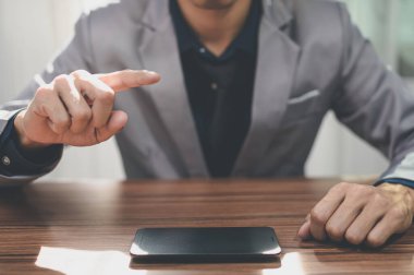 İşadamı çalışmak ve iletişim kurmak için akıllı telefon kullanıyor..